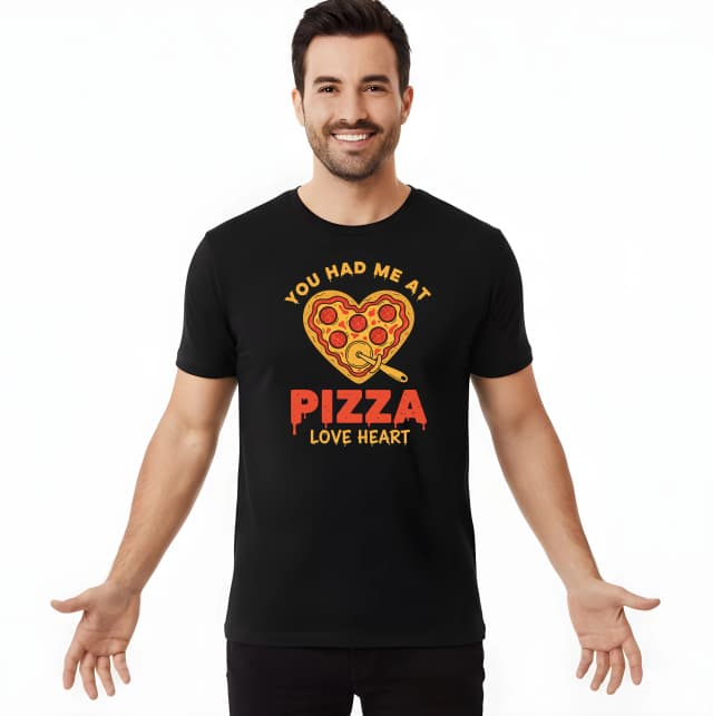 Férfi póló, szív alakú pizzából, szerelem az első falatnál